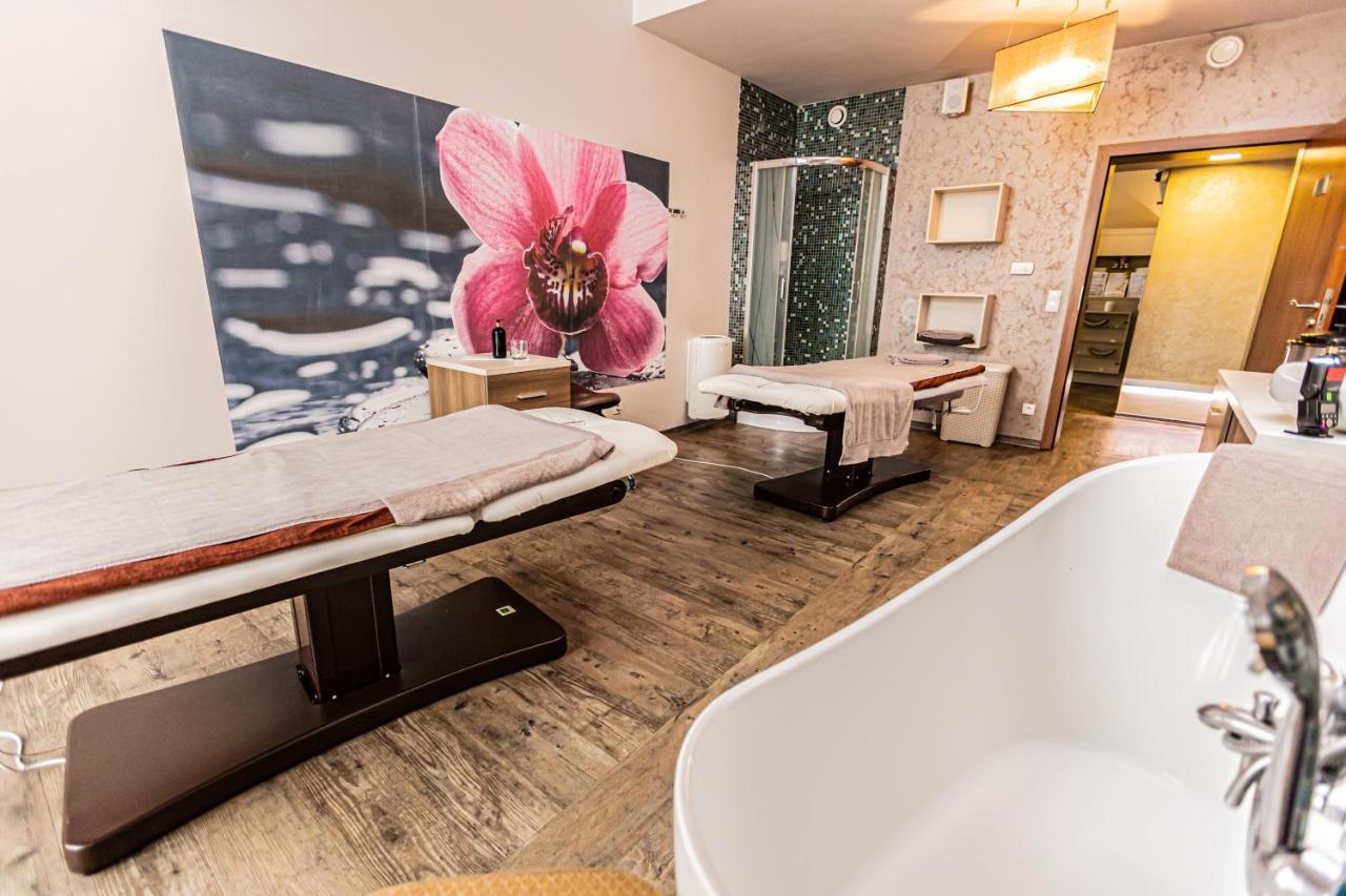 Hotel Olivia Medical Spa Skomielna Czarna المظهر الخارجي الصورة