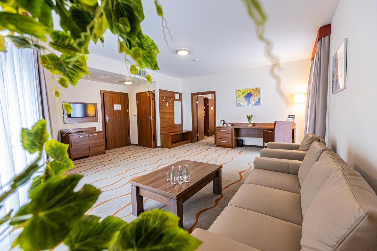 Hotel Olivia Medical Spa Skomielna Czarna المظهر الخارجي الصورة
