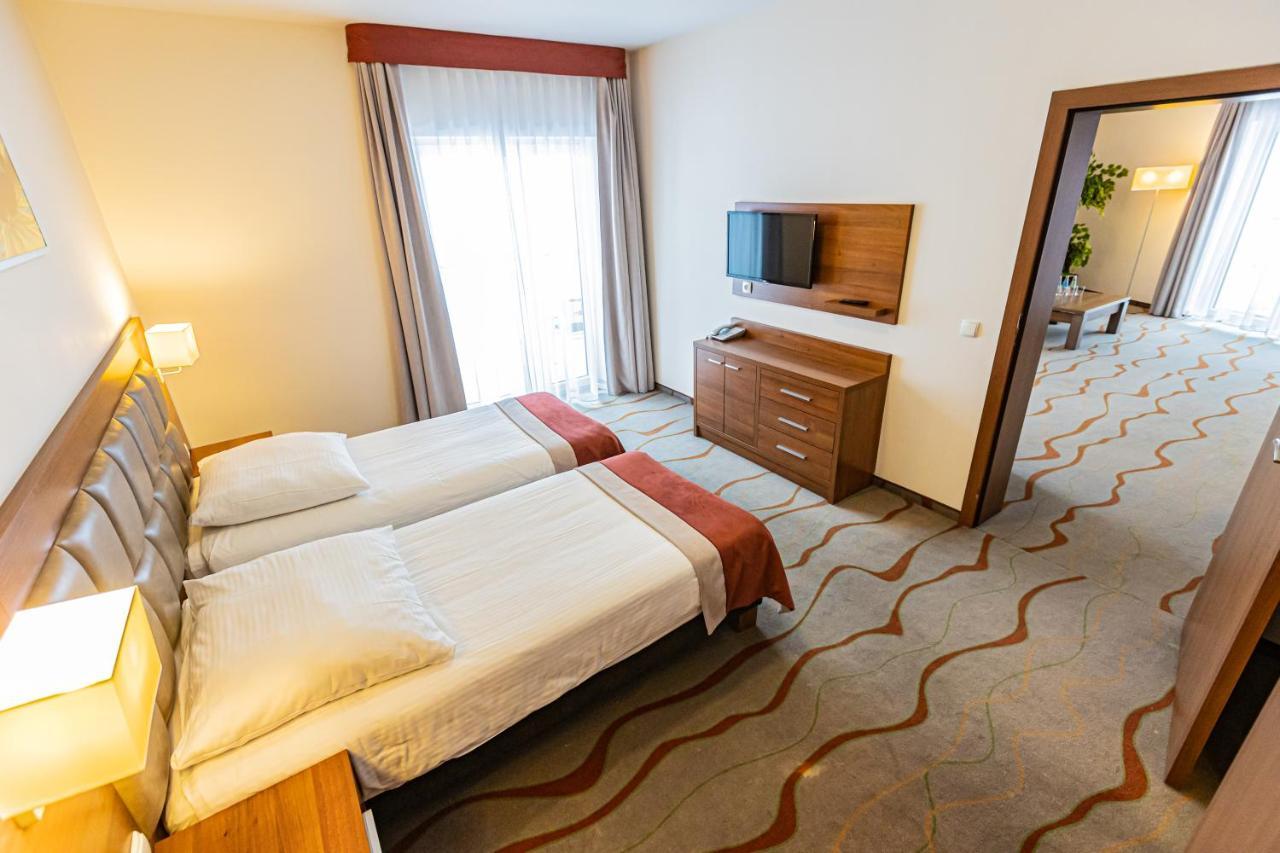 Hotel Olivia Medical Spa Skomielna Czarna المظهر الخارجي الصورة