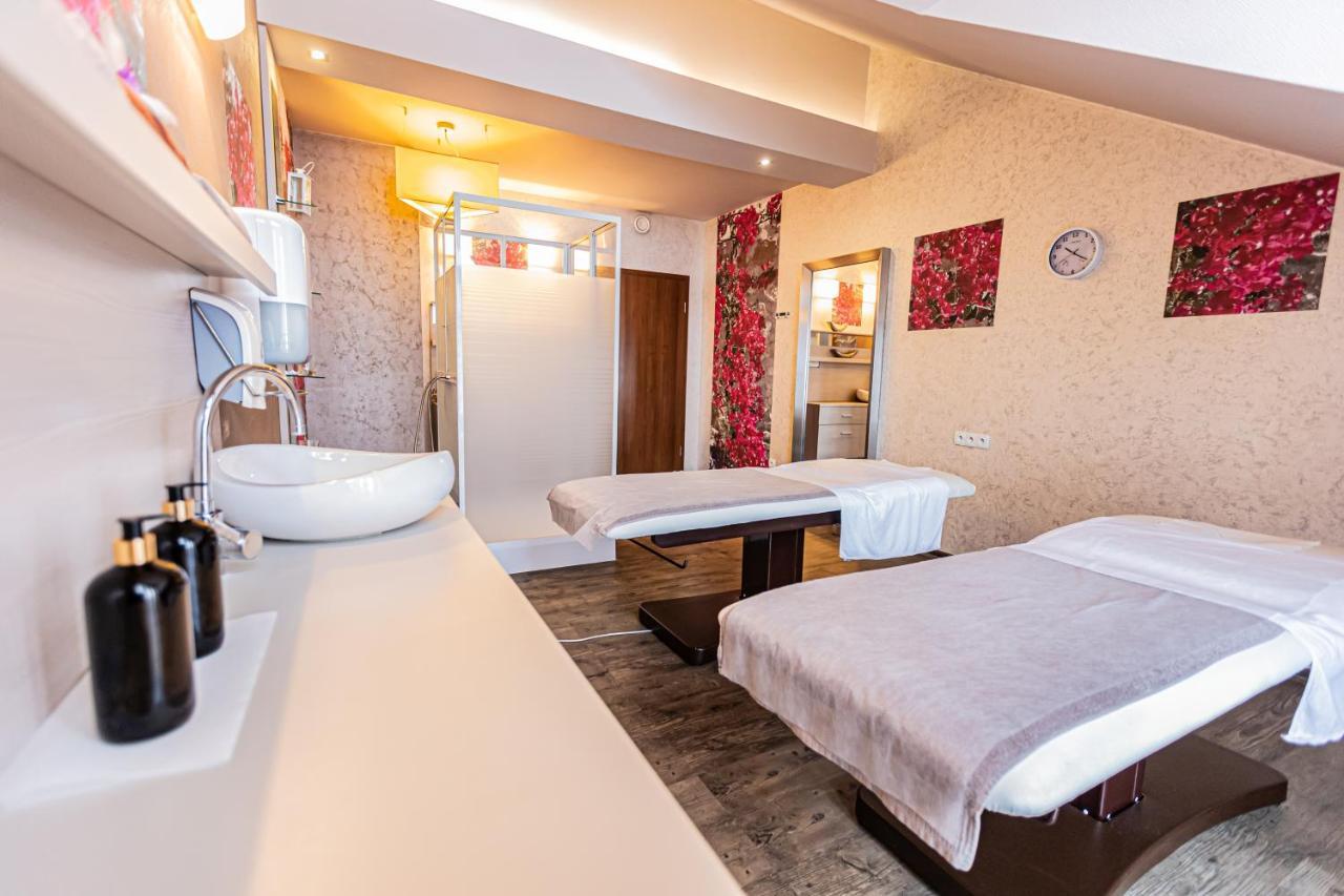 Hotel Olivia Medical Spa Skomielna Czarna المظهر الخارجي الصورة
