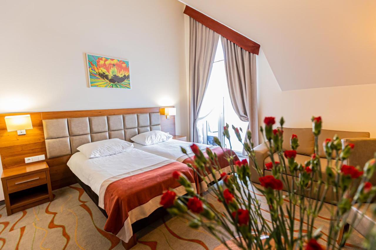 Hotel Olivia Medical Spa Skomielna Czarna المظهر الخارجي الصورة