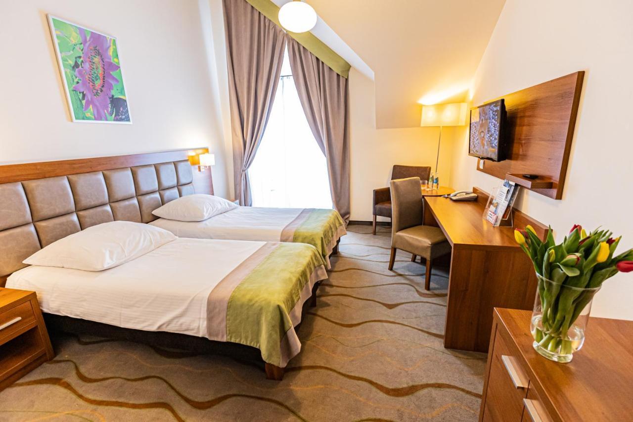 Hotel Olivia Medical Spa Skomielna Czarna المظهر الخارجي الصورة