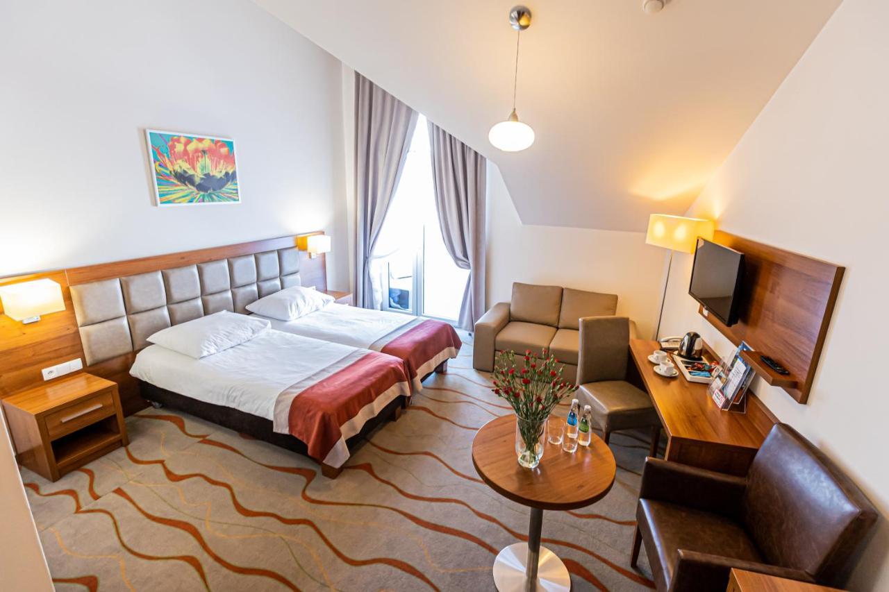 Hotel Olivia Medical Spa Skomielna Czarna المظهر الخارجي الصورة
