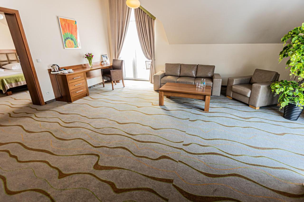 Hotel Olivia Medical Spa Skomielna Czarna المظهر الخارجي الصورة